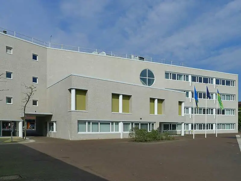 Het gemeentehuis van Zeewolde, de ingang vanaf het Raadhuisplein