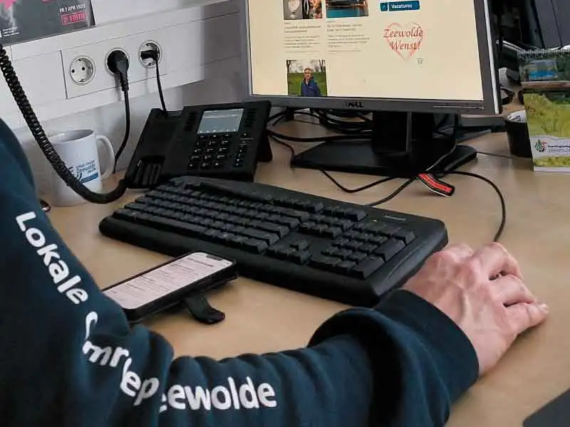 arm van een vrijwilliger met de tekst lokale omroep zeewolde