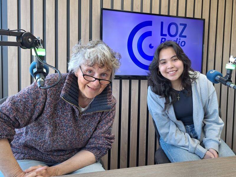 Truus en McKayla in de studio van LOZ Radio