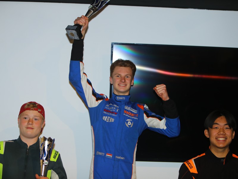 drie karter met elkaar op een foto een houdt een beker in zijn hand.