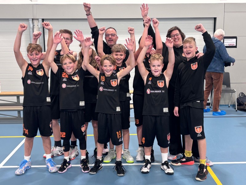 Juichend team van de snipers na de overwinning