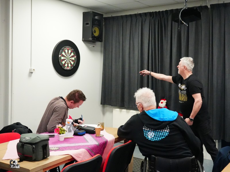 Robin wint eerste editie Oliebollen Dart Toernooi bij Ons Stekkie