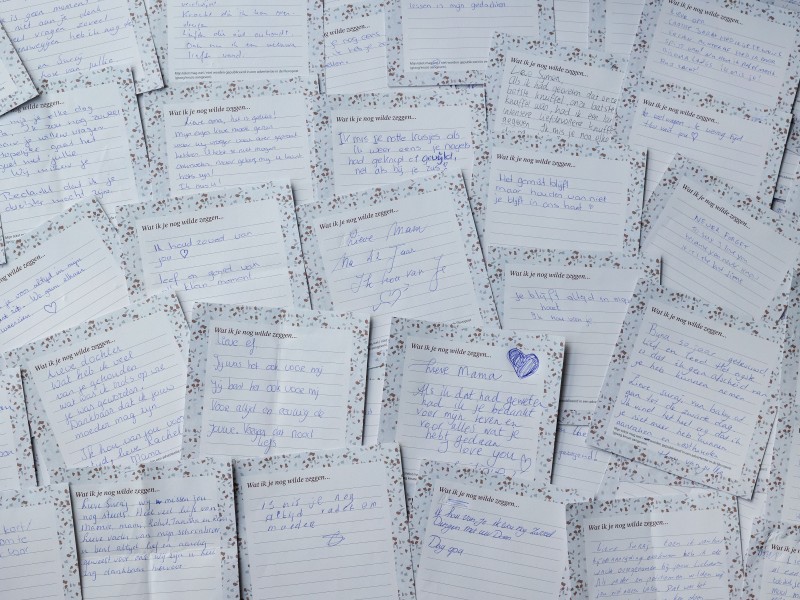 Een aantal van de briefjes met “Wat ik je nog wilde zeggen”