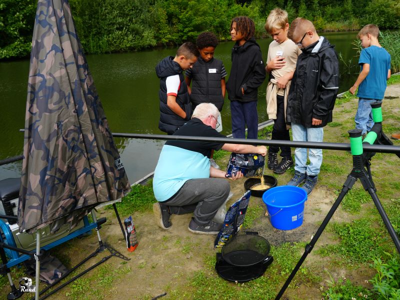 Jeugdige vissers enthousiasten bij Ons Stekkie