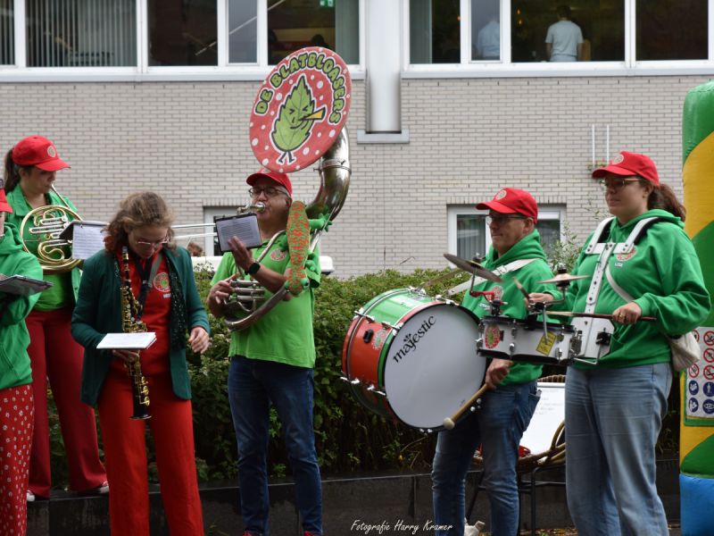 Vijfde Dweilfestival Zeewolde trekt publiek door hele dorp