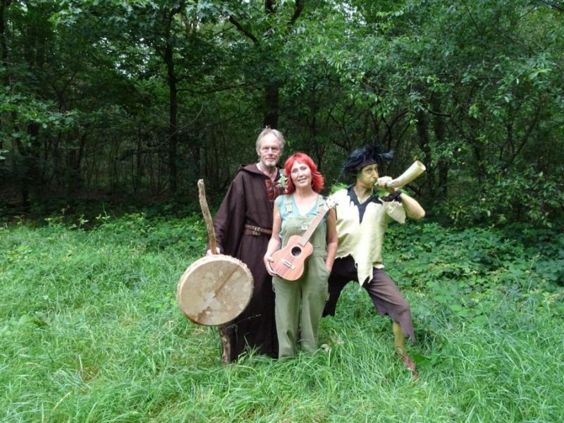 Theatergezelschap in het bos