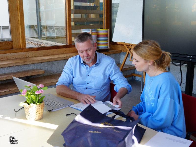 Dorpsdichter ontvangt collega-dichters in de bibliotheek