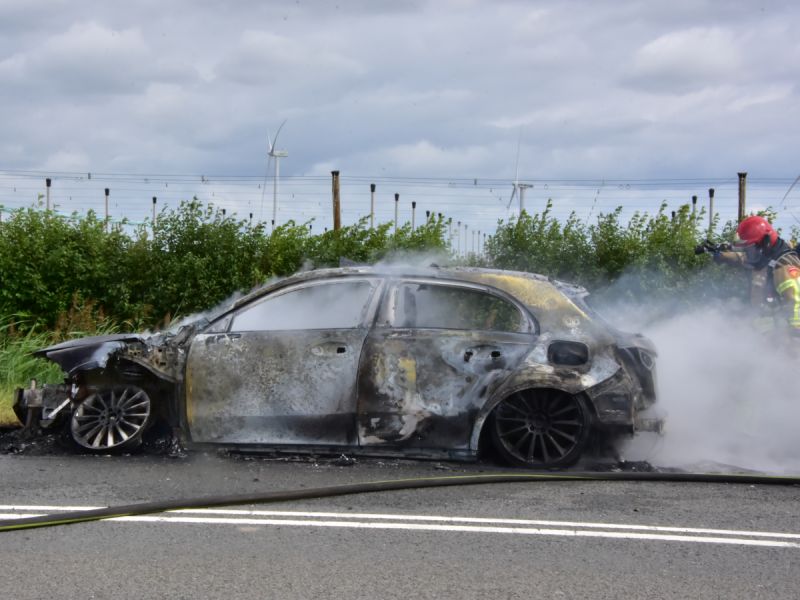 Autobrand verwoest voertuig aan Roerdompweg