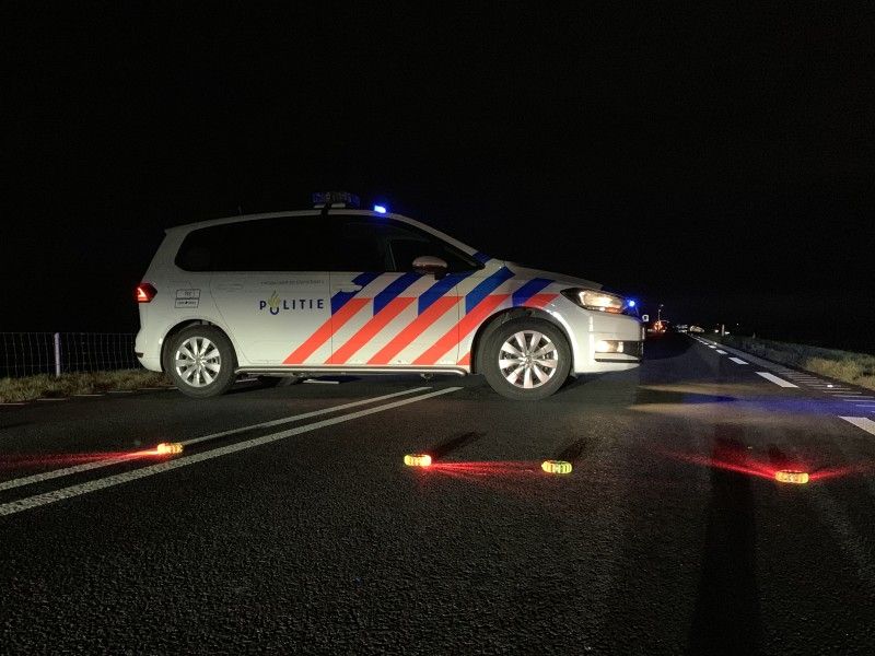 Politie auto dwars op de weg met signalen