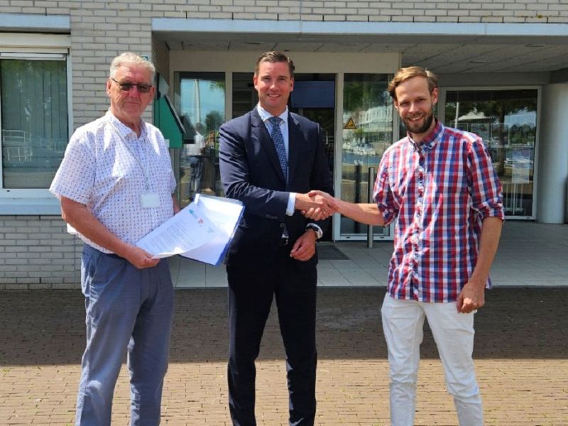 Aanbieding van het coalitieakkoord van waaruit de vacature voor een vierde wethouder is ontstaan