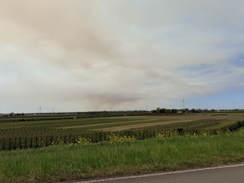 Rookpluim boven zeewolde goed zichtbaar