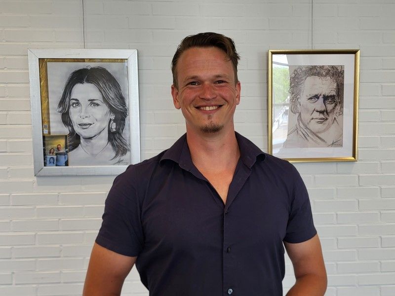 Meneer staat voor twee portrettekeningen