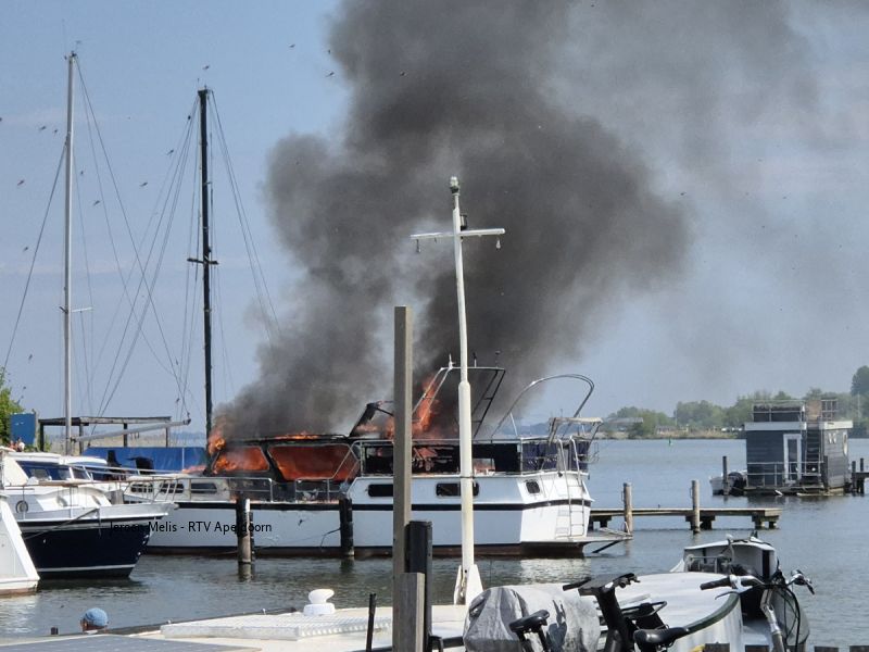 Bootbrand in de haven van RCN camping Zeewolde