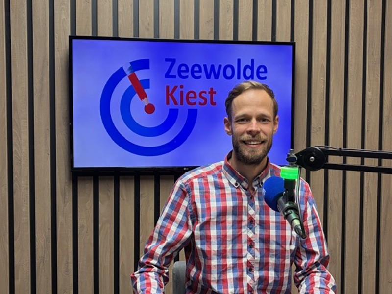 Lijsttrekker Tom Zonneveld in de studio van Lokale Omroep Zeewolde