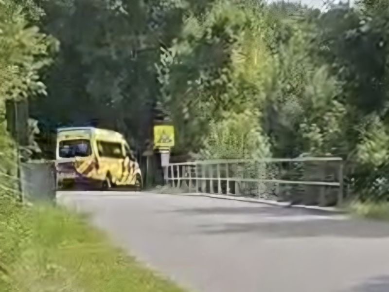 Foto van ambulance die pad indraait
