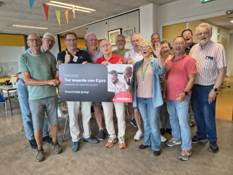 De club in de meermin met de cheque in de handen
