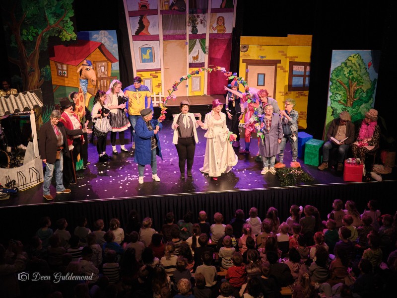 Schooltoneel Zeewolde voert voorstelling op in Zeewolde