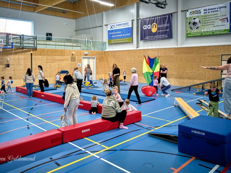 De sportzaal vol spelende kinderen