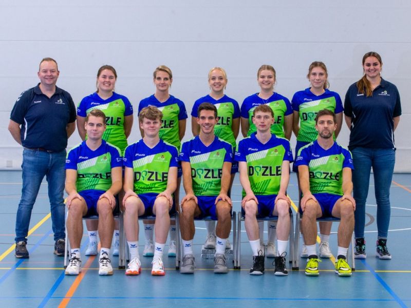 Team van Korfbal 1 in de zaalopstelling