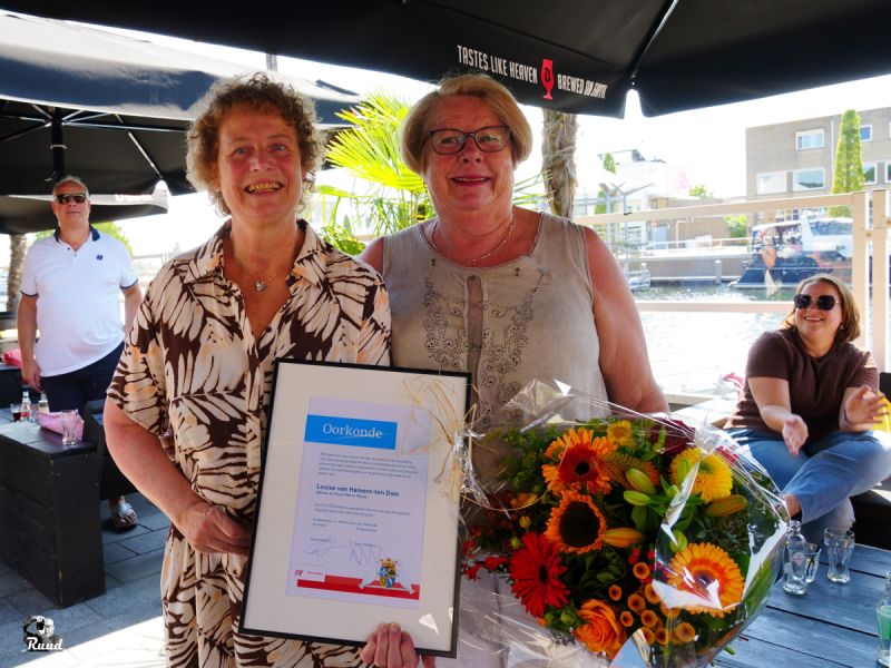 Louise van Hamont verrast met waarderingsspeld voor jarenlange mantelzorg