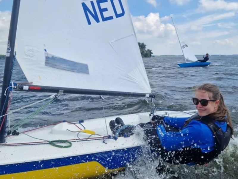 Jara (17) trotseert windstilte en kou in open zeilboot rond Flevoland