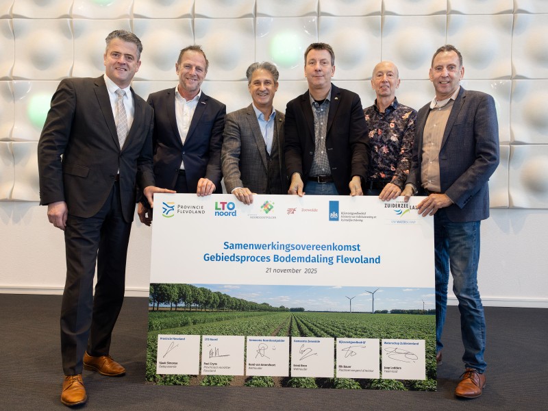 Samenwerkingsovereenkomst helpt Flevolandse boeren bij bodemdaling