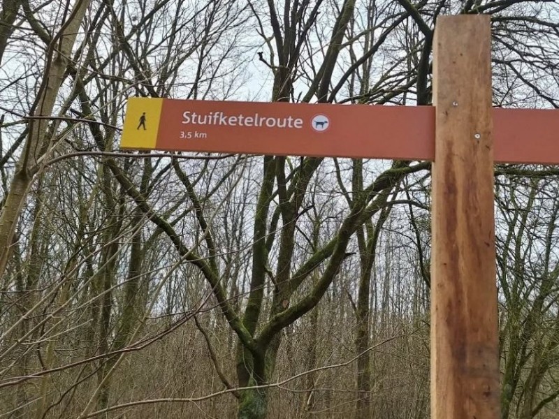 Wandelroute in Hulkesteinse Bos krijgt nieuwe naam