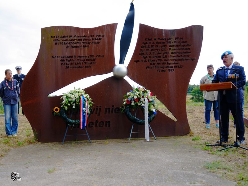 Japanse capitulatie herdacht - Kransen en vele zonnebloemen bij Vliegersmonument