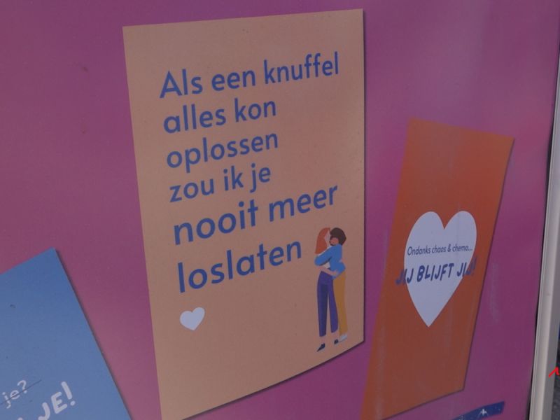Een quote van een kaart met de tekst, als een knuffel alles kon oplossen zou ik je nooit meer loslaten