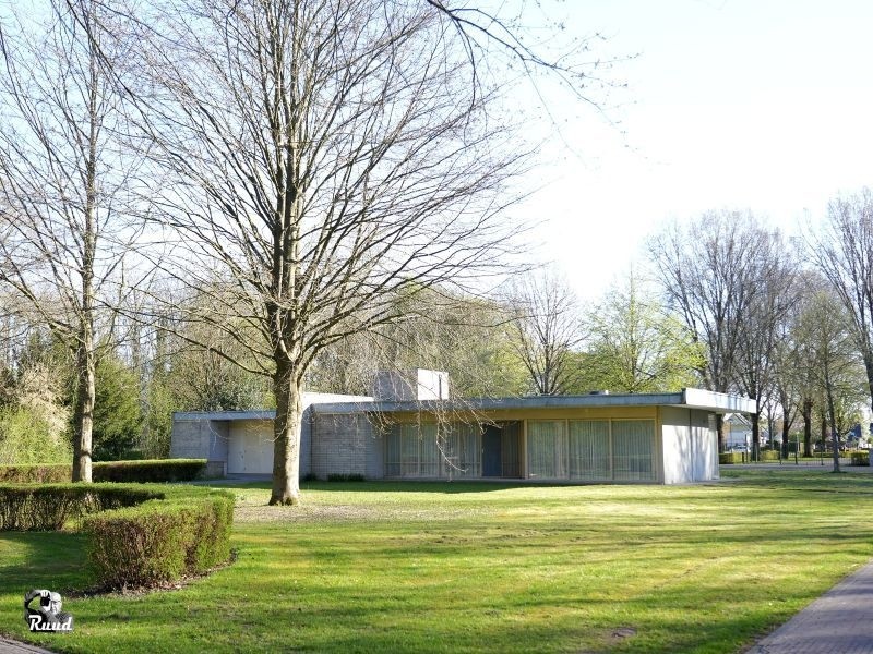 Foto van het gebouwtje van de begraafplaats nog voor de renovatie