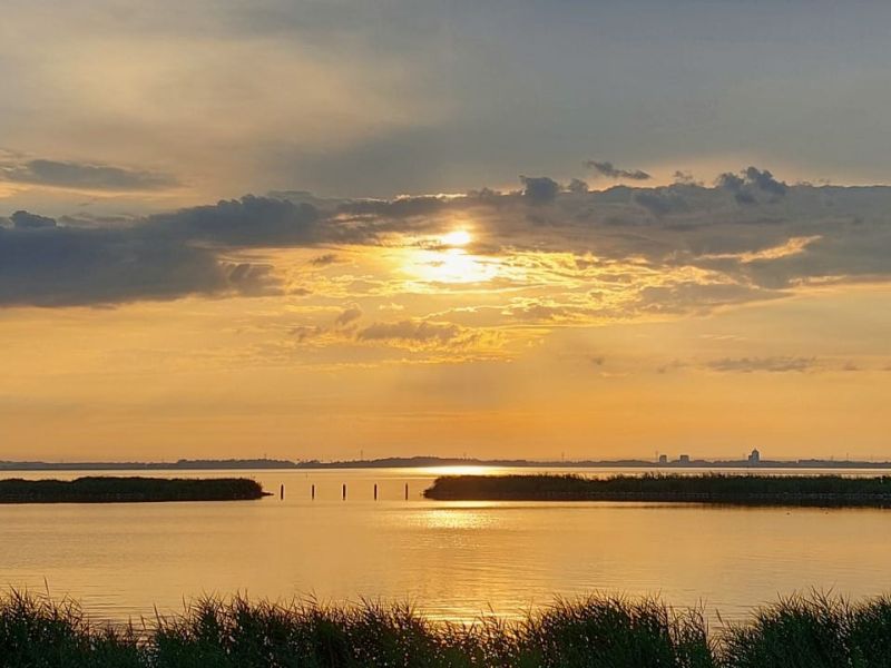 Zonsondergang boven het water