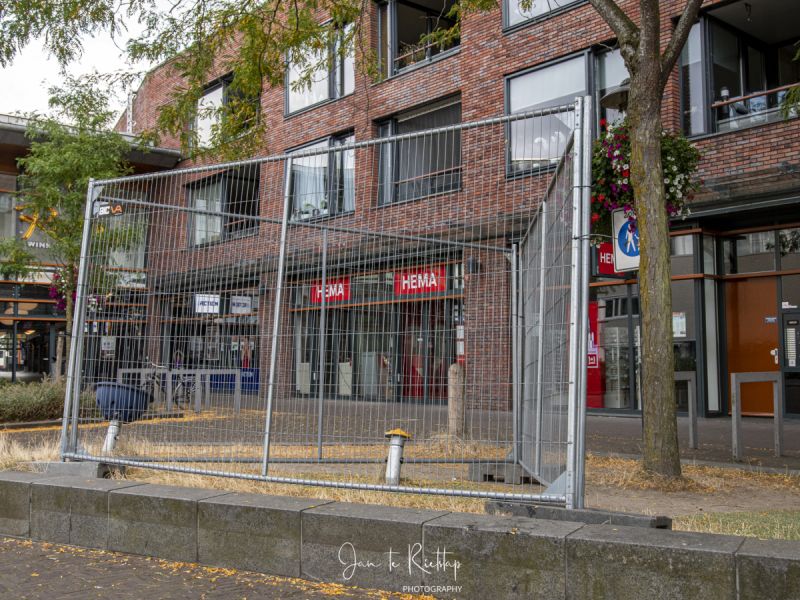 Kapotte draaistoel bij de Hema met het hek eromheen