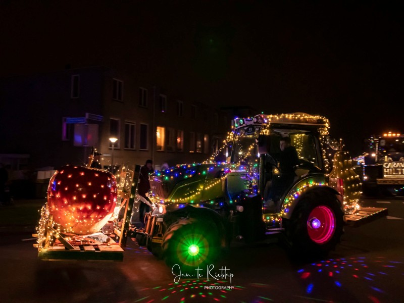 Met lichtjes versierde trekker