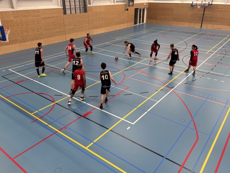 Basketball teams spelen wedstrijd in Zeewolde