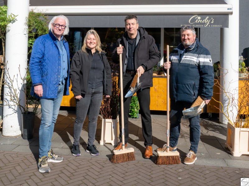 Bezemactie in centrum Zeewolde