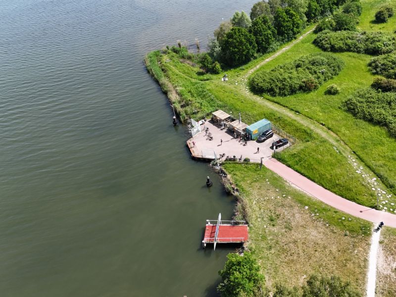 een lege aanlegsteiger waar normaliter de veerpont de flegel aanmeert die vaart tussen ermelo en zeewolde