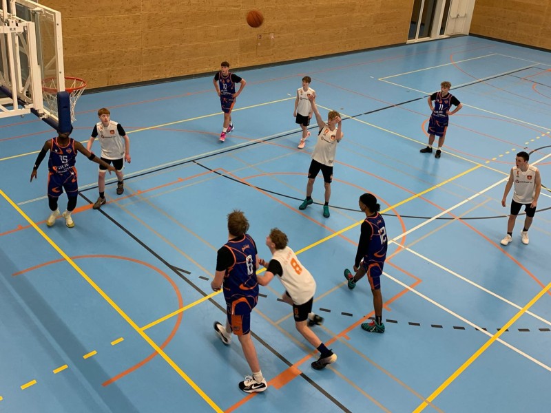 De Snipers spelen meerdere spannende duels in druk basketbalweekend