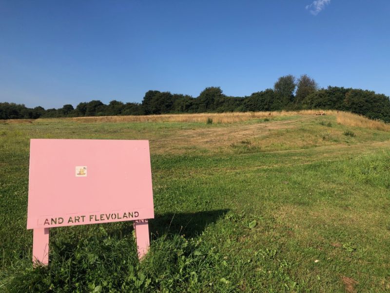 Bankje en info-paneel leuken Landschapspark op