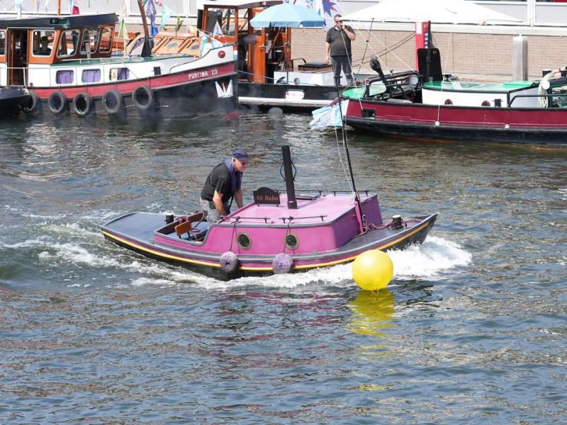 Een stoom bootje, in de aanloophaven van Zeewolde tijdens de havendagen
