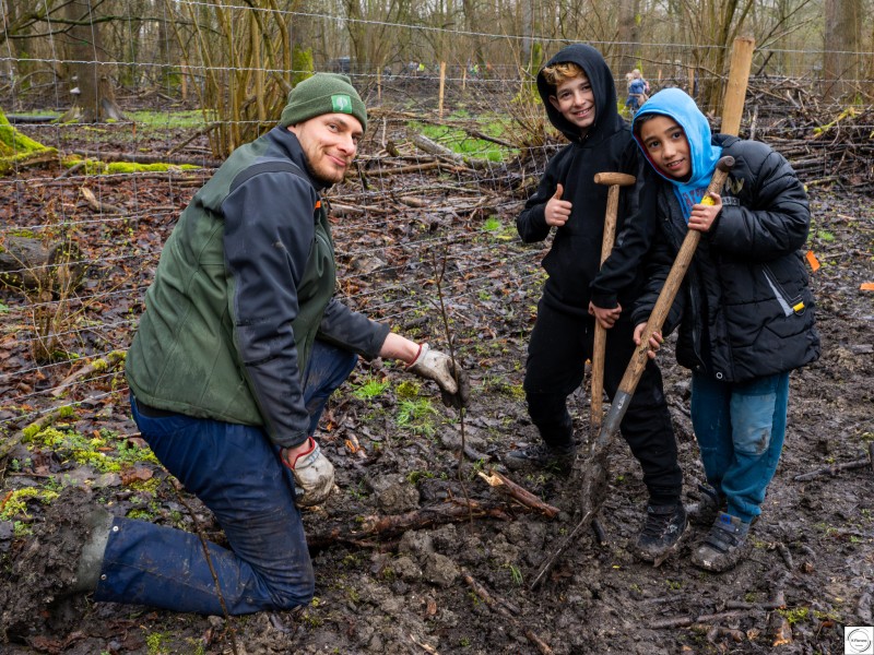Tweehonderd kinderen planten bomen tijdens Boomfeestdag in Zeewolde