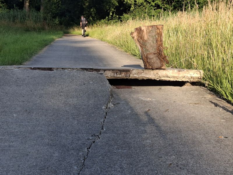 Fietspad met breuk erin waarbij fietspad omhoog komt