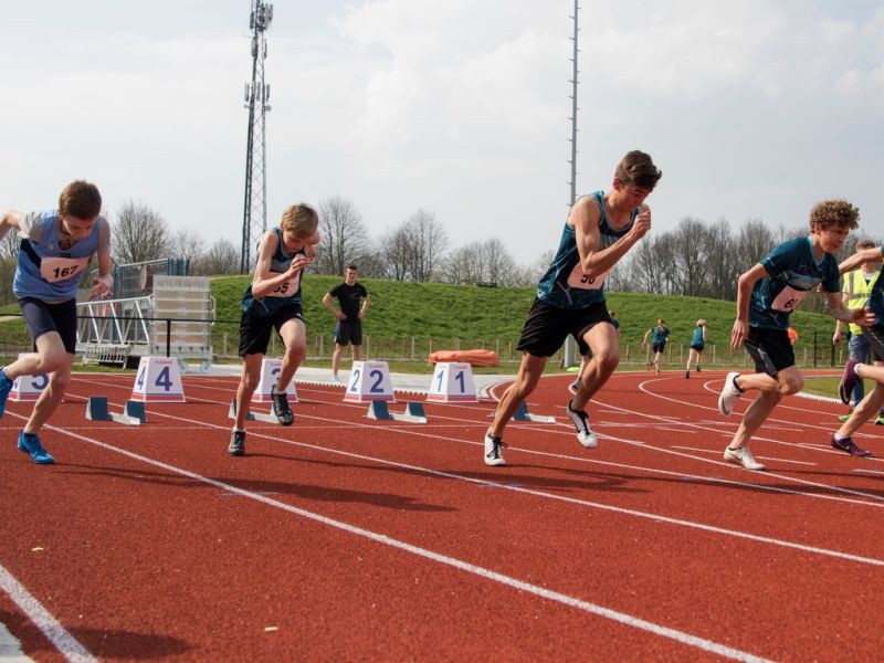 Jongeren die uit de startblokken gaan bij Zeewolde Atletiek