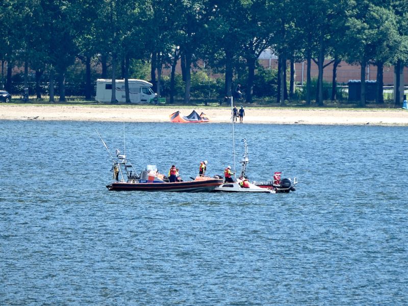 Drie opvarenden gered nadat boot zinkt op Wolderwijd