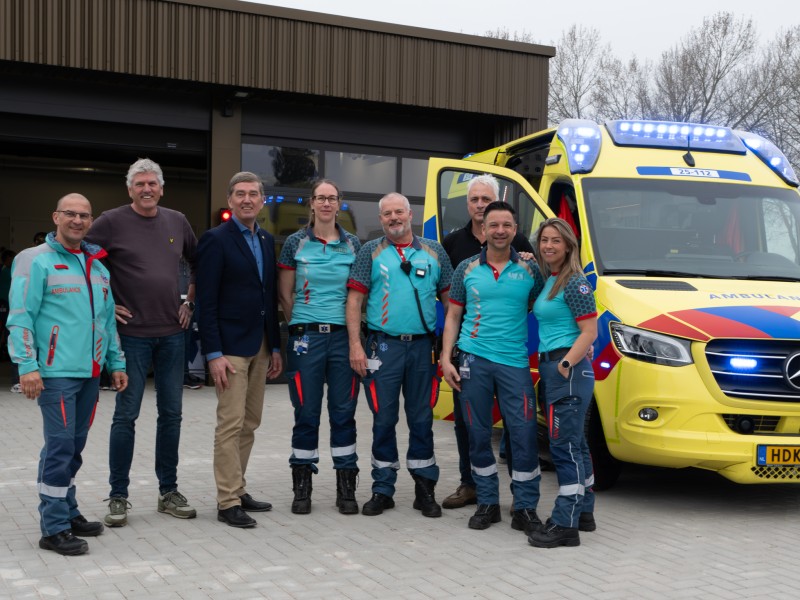 amulance met chauffeurs en verpleegkundigen bij de opening van hun nieuwe onderkomen
