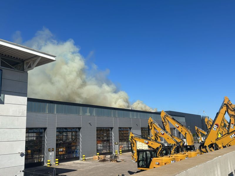 Grote brand bij datacenter in Almere, rook vooralsnog niet richting Zeewolde