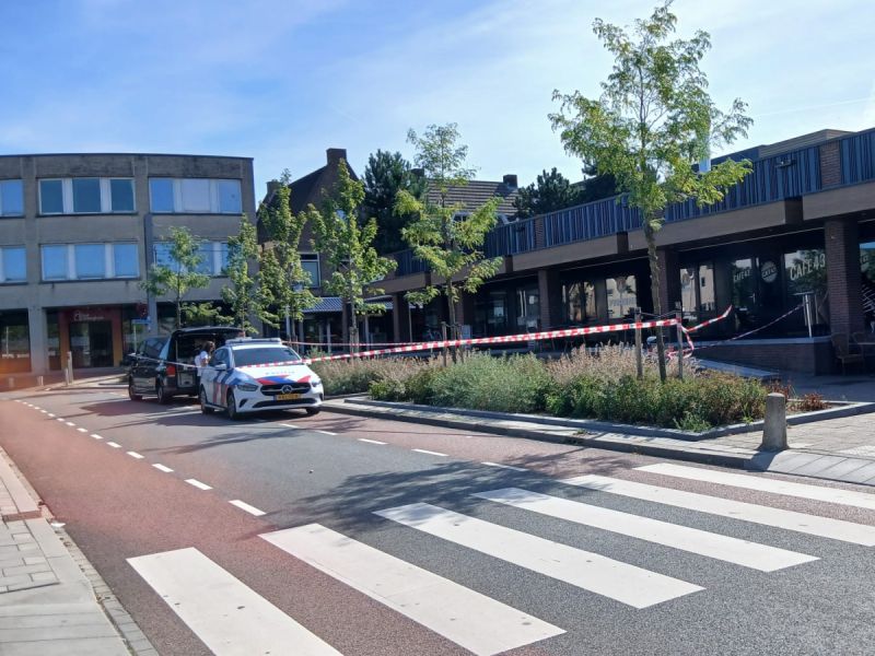 Politie en recherchebus achter het afzetlint bij restaurant Lotus