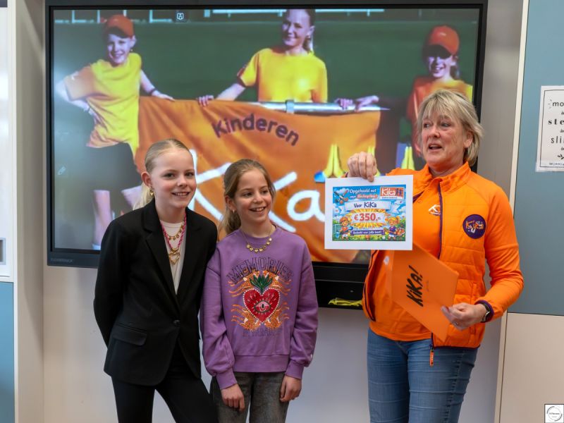 Leerlingen uit groep 8 overhandigen cheque aan KiKa