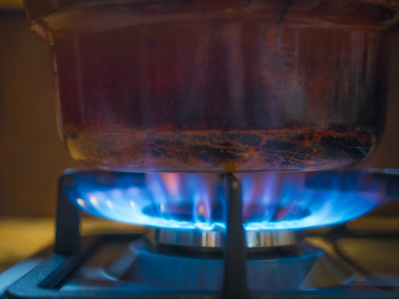 Pan op het gasfornuis, ingezoemd op de vlam