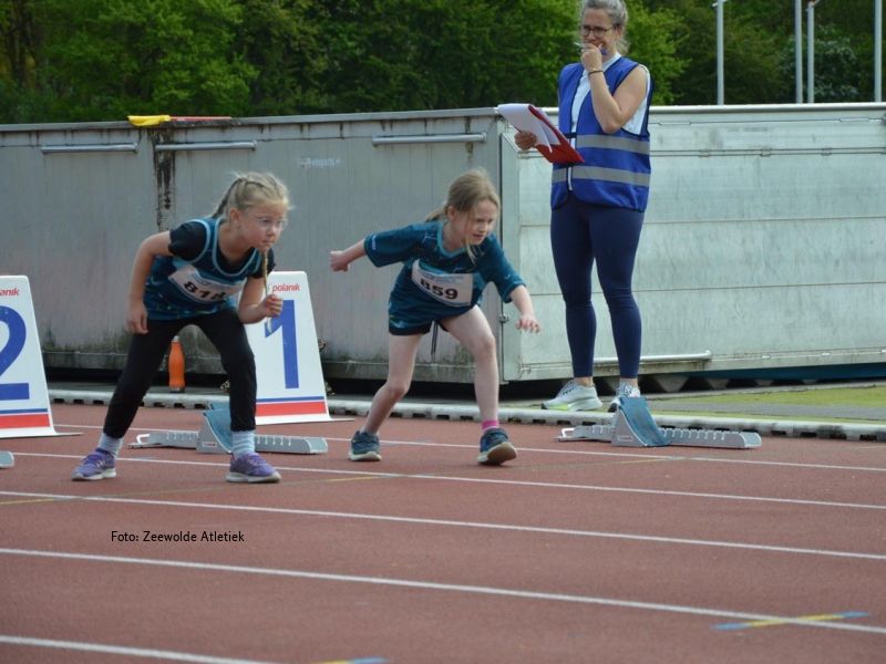 Noé Lansink en Zoey Swaab klaar voor de start van de 40m sprint
