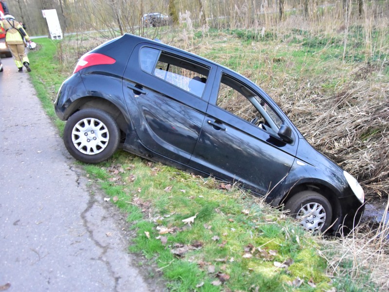 Auto in sloot aan Bosruiterweg, inzittenden zelf uit auto